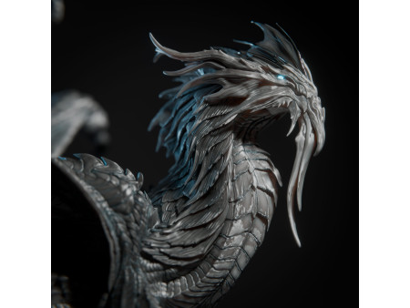 Silver Crusade: Dragón plateado anciano  - Miniatura monstruosa con peana de 100mm